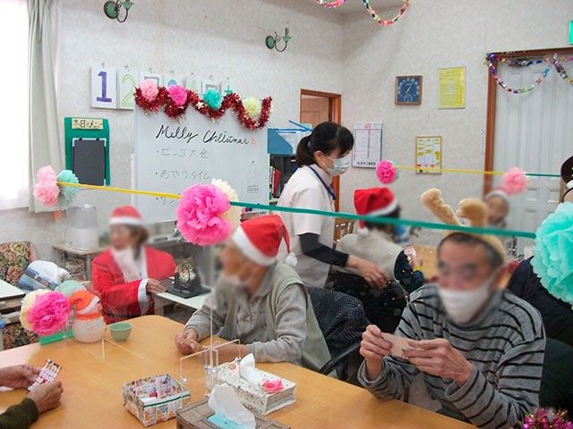 季節の飾りが華やかな室内 多目的室 明るく装飾された空間で、人々が楽しそうに過ごしています。季節のイベントが心温まる雰囲気を演出しています。