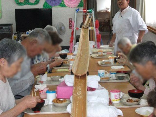 食事を楽しむ雰囲気の食堂 食堂 落ち着いた雰囲気の中で食事が楽しめるスペースです。交流を深める場としても適しています。