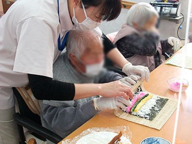 福祉活動の様子 スタッフイメージ 和やかな雰囲気の中でスタッフがサポートする調理活動です。楽しく充実した時間を過ごせます。