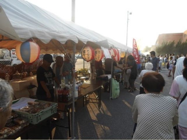 屋外イベントの賑わい 祭り 広々とした空間で行われる催し物は、ゲストもスタッフも楽しいひと時を提供します。明るい笑顔で地域との交流を深めることができる場です。