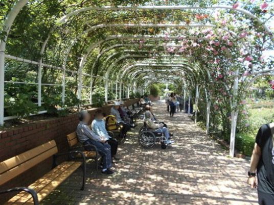 花が咲くアーチ型通路