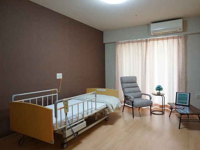 落ち着いた色合いの居室 居室 快適な居心地の個室で、お一人お一人のくつろぎの時間を大切にしています。周囲は静かで、個人のスペースを尊重した作りになっています。