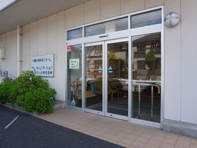 エントランスのガラス戸外観 玄関 広く開放的な入口は自動ガラス戸で、明るく見通しの良い休憩スペースが備えられています。