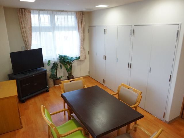 居室の一角と家具 共有スペース 明るく居心地の良さそうな居室です。広々とした収納スペースと合わせ、快適に過ごせる環境が整っています。