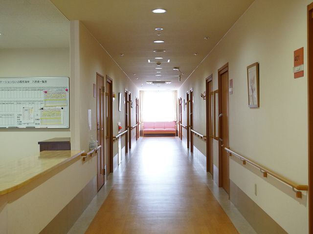清潔感ある廊下 廊下 ゆったりとした廊下は明るく、掲示板や部屋番号が配置されており、快適な勤務環境が整っています。