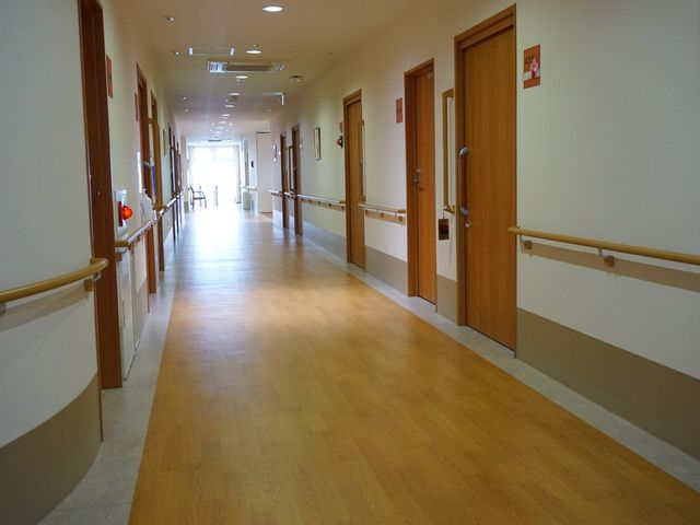 廊下の明るい雰囲気 廊下 手すり付きで安全に配慮された廊下を歩いて、日々の業務にあたることができます。