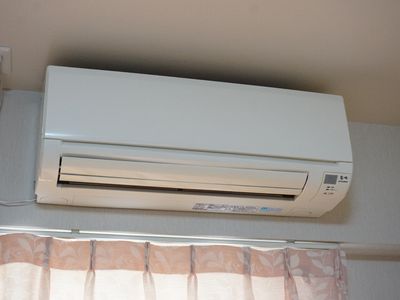 壁掛けエアコンとカーテン