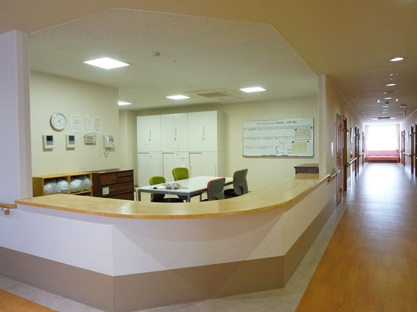 明るい廊下と掲示物