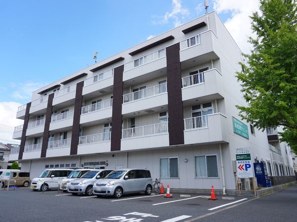 多階層の建物の正面