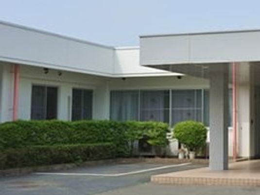明るい外観の建物  