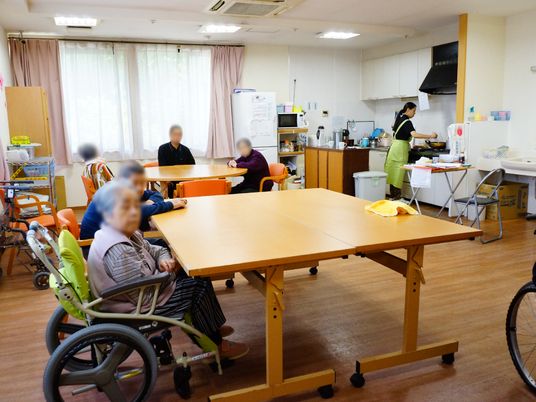 調理場の近くの生活スペース。料理の香ばしい音を聞きながら、会話に花を咲かせる。こぼしても安心な広々としたテーブルがある。