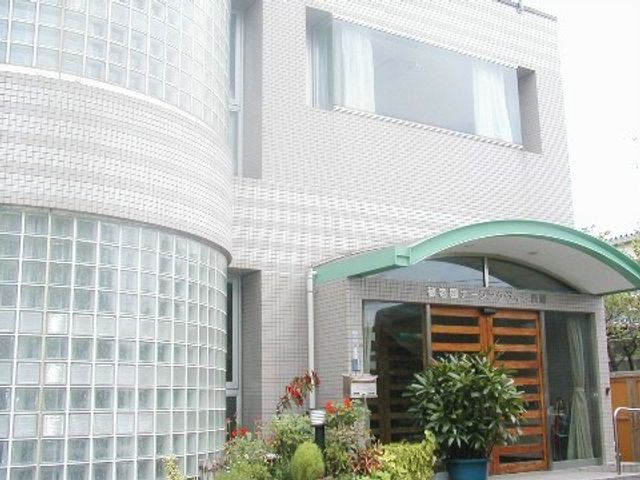 施設の入り口と外壁 リハビリ環境の充実 モダンなデザインのエントランスです。周囲に植栽が施され、訪れる方に安らぎを提供しています。