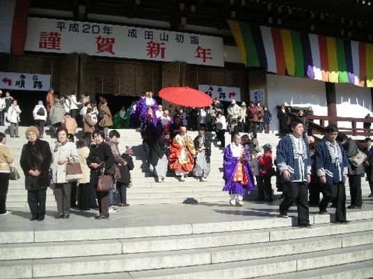 祭事の参加者がいる風景