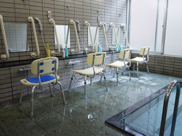 複数のシャワーチェア並ぶ部屋