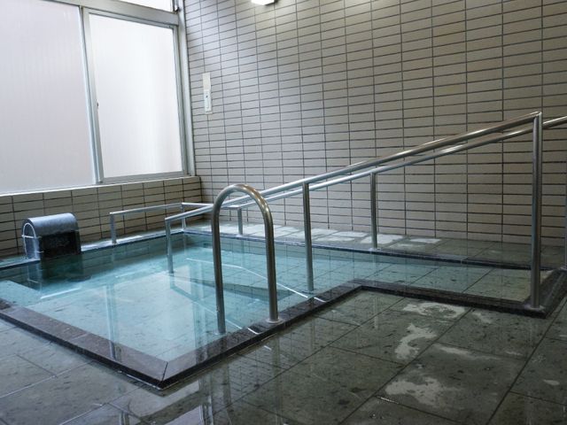 清潔感ある浴室の一角 浴室 手すり付きの清潔な浴室は、すべての方が安全にご利用いただける設計です。利用者の快適な身体のケアをサポートします。