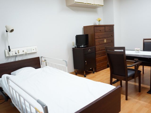 居心地の良い居室 居室 居室は生活に必要な家具が整っており、プライバシーが保たれた快適な空間を提供しています。落ち着いた色合いで統一されたインテリアは、くつろぎの時間を大切にしたい方に適しています。
