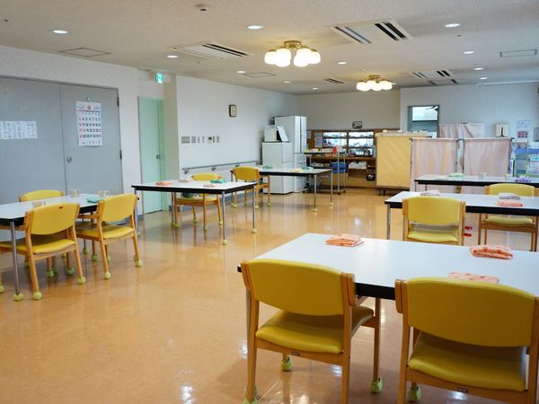 食堂のテーブルと椅子
