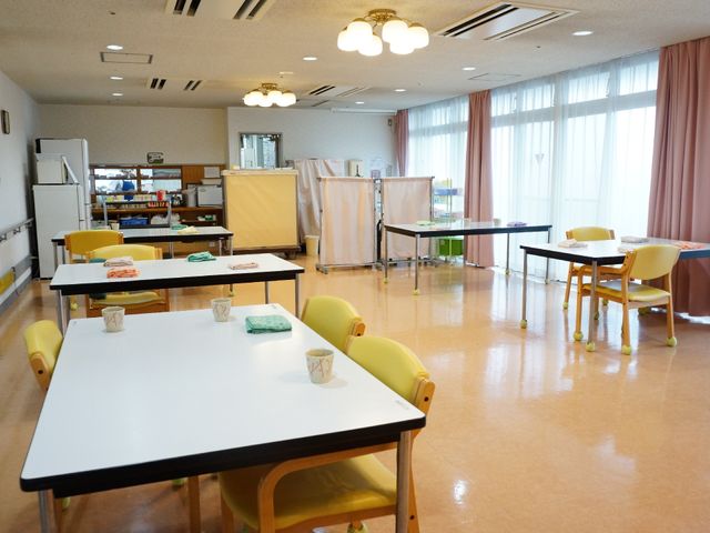 明るい共有食堂空間 食堂 広々とした食堂では、ゆとりある空間で食事や交流を楽しめ、明るく開放的な雰囲気が魅力です。