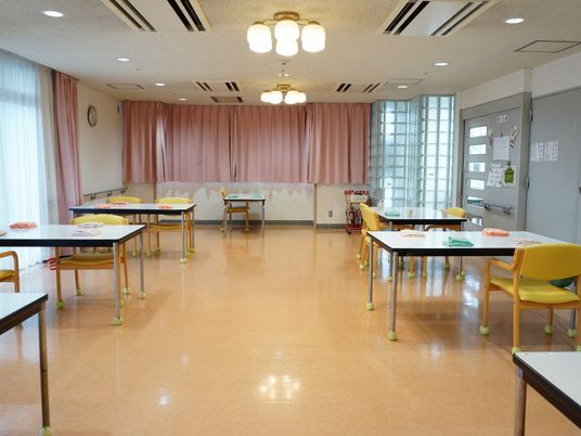 暖かみのある明るい食堂