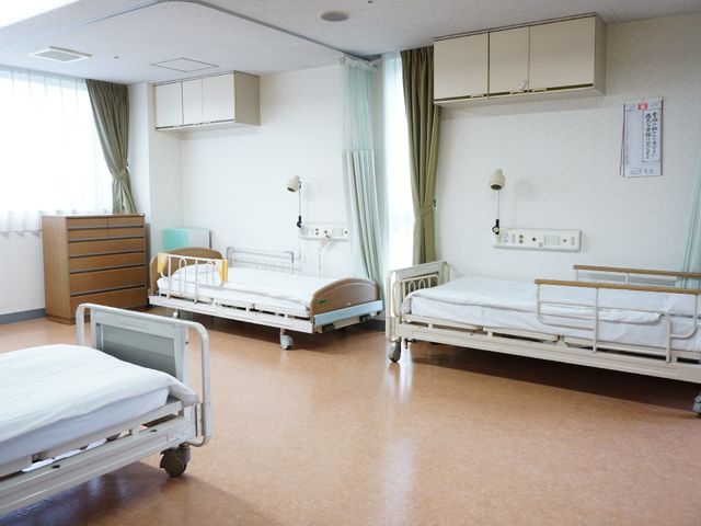 整った明るい居室 居室 ゆとりのある設計で、快適な日々を過ごせる居室が整っています。個々のニーズに対応したベッドや備え付けの収納も充実しています。