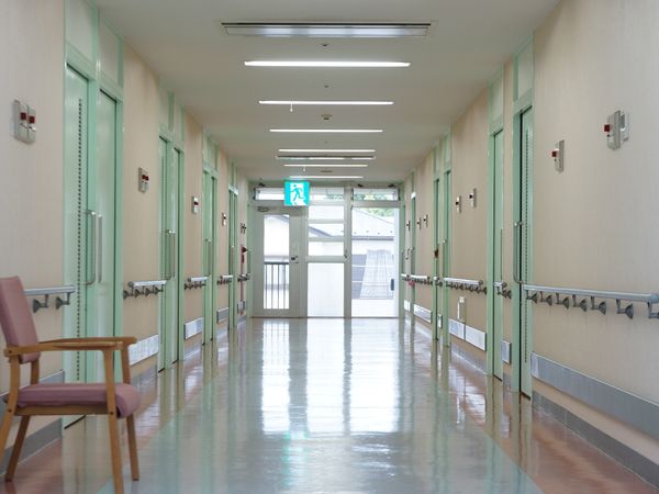 明るい廊下の景観