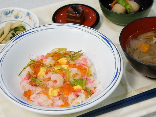 彩り豊かな料理 食事例 栄養バランスを考えた彩り鮮やかな料理です。毎日の食事を通じて健康を支えます。