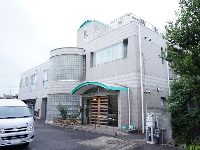 モダンな建物のエントランス 外観 きれいに手入れされた植物がお出迎えする、洗練された建物の入口です。明るい雰囲気の中でお仕事を始めることができます。
