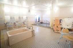 明るい浴室設備