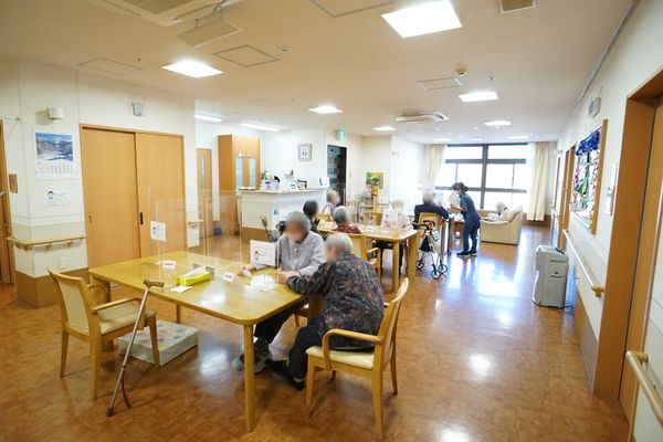 共有スペースで過ごす人々
