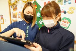 スタッフがタブレット操作