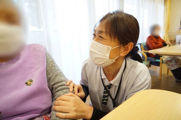 笑顔の職員と利用者
