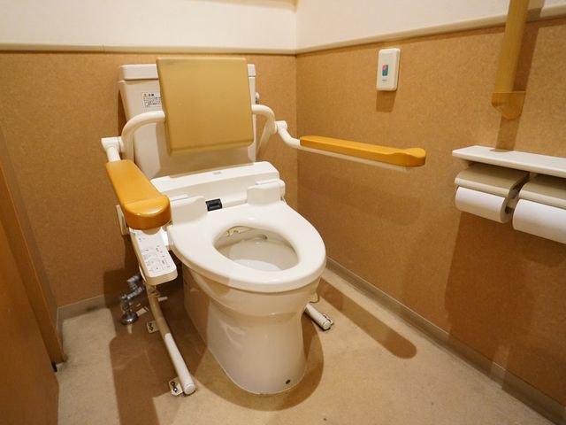 バリアフリー設計のトイレ トイレ 安全に配慮した手すり付きの綺麗なトイレで、安心してご使用いただけます。サポートが必要な方も自立した日常生活を送りやすくなっています。