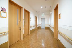 廊下の明るい清潔感