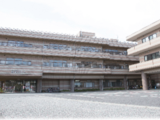 建物外観 外観 広々とした広場の先にある建物です。働く環境を考える際に外観も重要な要素となります。
