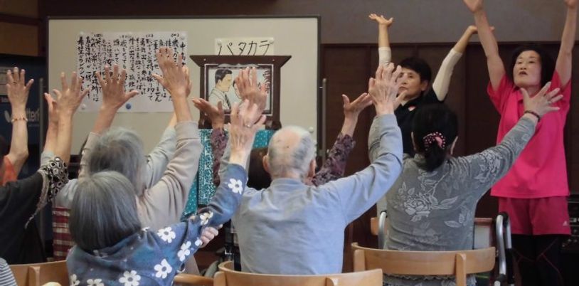 体操を楽しむ人々の部屋