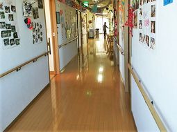 手すり付き明るい廊下