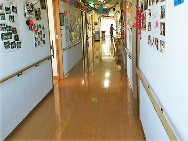 手すり付き明るい廊下