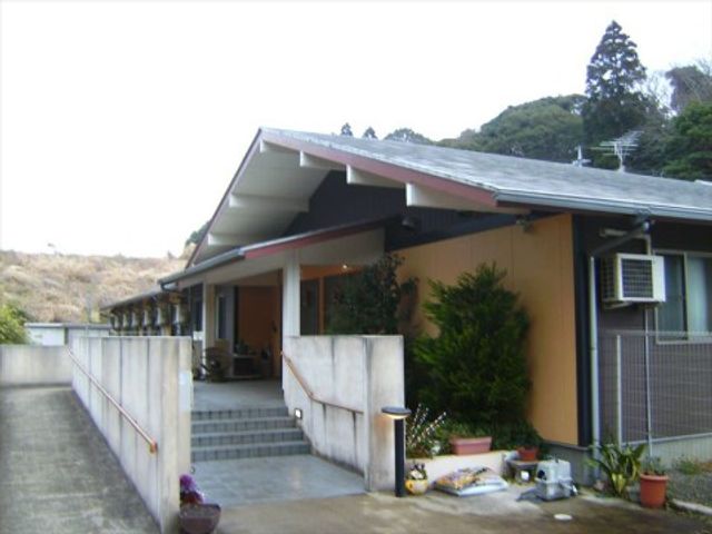 明るいエントランスの一角 外観 ゆったりとしたエントランスが迎える落ち着いた雰囲気の施設です。自然あふれる環境で、心地よい日々を過ごせそうです。