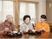 笑顔で食事する人々