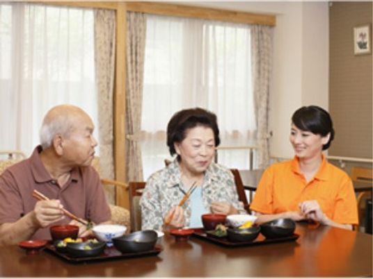 笑顔で食事する人々