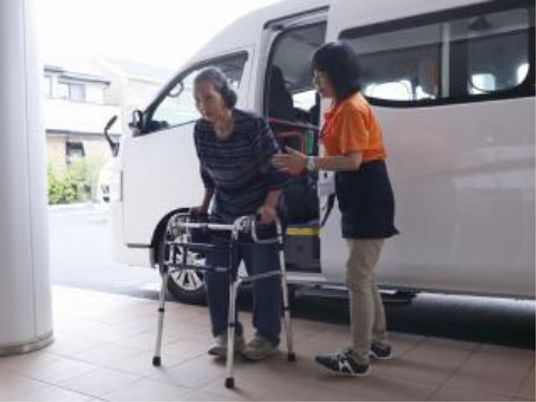 スタッフ介助の入口シーン