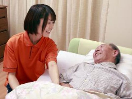 笑顔で対話するスタッフと利用者