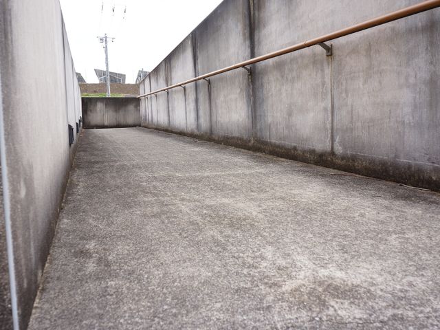 廊下の安全手すり エントランス 安全に配慮された手すりが設置された廊下です。歩行支援を求める方にとって、安心してお使いいただける設計になっています。