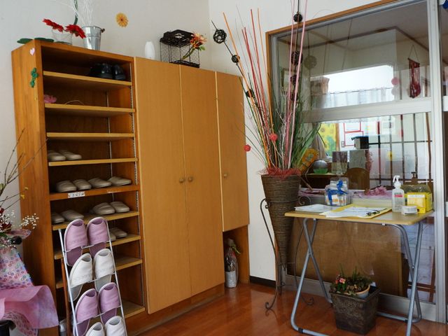 エントランス風景 玄関 温かみのあるエントランスで、来訪者をお迎えします。ゆったりした作りで、どなたでも安心してお過ごしいただける空間です。