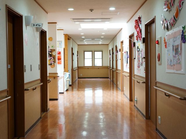 温かみのある廊下 廊下 壁に飾られた季節の装飾が目を引く廊下です。利用者の方々が日々の生活で通る、明るく清潔な通路です。
