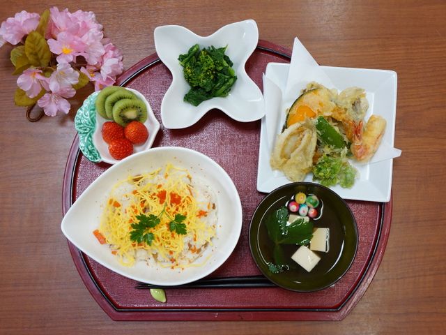 和食の食事セット 食事 栄養バランスを考えた彩り豊かな食事が提供されています。季節の食材を活かしたメニューで、毎日の食事が楽しみになります。
