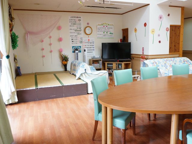共有スペースの和室コーナー 共用スペース 広々とした共有スペースの一角には、畳が敷かれた和室があります。くつろぎの時間を過ごせるよう心配りが感じられます。