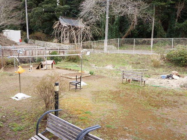 広々とした施設の庭 庭 ゆったりとした時間を過ごせる庭がありますので、新鮮な空気を吸いながら、日常のリフレッシュが可能です。