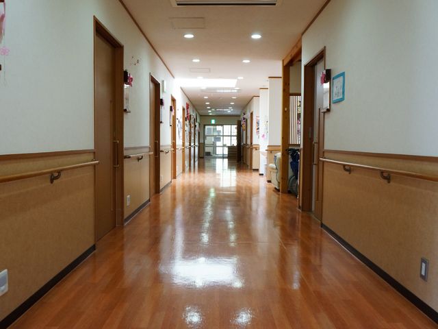 清潔な明るい廊下 廊下 手すりが設置された落ち着いた色合いの廊下です。移動の安全性を考慮した設計になっており、快適にお過ごしいただけます。