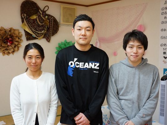 笑顔のスタッフ3名立ちポーズ